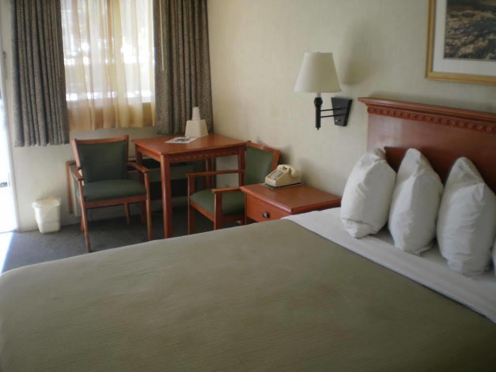 Magnuson Hotel Park Vue Эли Экстерьер фото