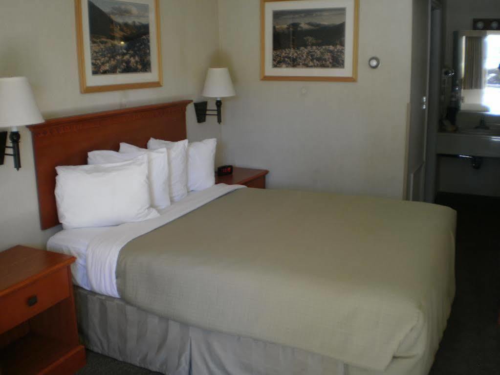 Magnuson Hotel Park Vue Эли Экстерьер фото